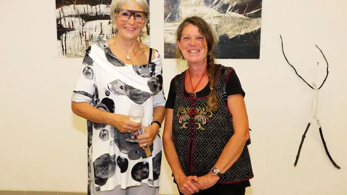 Die KunstRaum Feldkirchen Obfrau Ute Korell und die Künstlerin Claudia Gribitz freuten sich über die gelungene Ausstellungseröffnung "las Coronas".