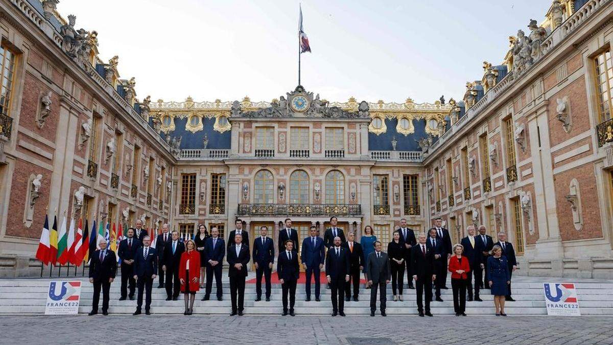 Die Staats- und Regierungschefs der EU vor der prächtigen Kulisse von Schloss Versailles