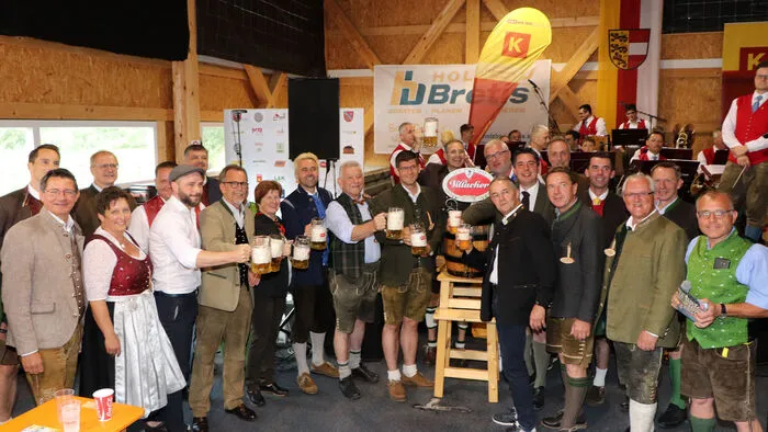 Alle Ehrengäste nach der Begrüßung beim Villacher-Bieranstich.