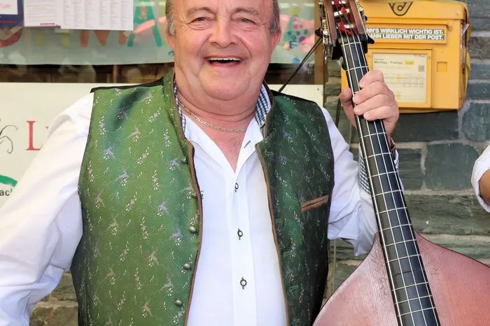Er ist der Kopf beim Packer Theater, spielt bei der Voitsberger Jagamusi, ist Mastermind der Faschingsgilde „Kölala“ und hat den Dom des Waldes auf der Hebalm renoviert.