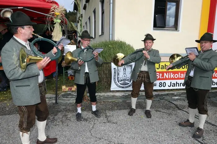 Die musikalische Eröffnung der 80 Jahr Jubiläumsfeier fand mit den Jagdhornbläsergruppe Glanhofen unter Andi Manessinger statt.  