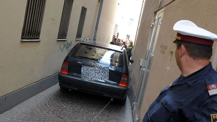 Im Juni 2014 folgte ein Deutscher seinem Navi in die Villacher Leinigengasse, die sich als zu eng und folglich als Sackgasse entpuppte. Beim Versuch, den Rückspiegel einzuklappen, verletzte er sich einen Finger so sehr, dass er ihn verlor.