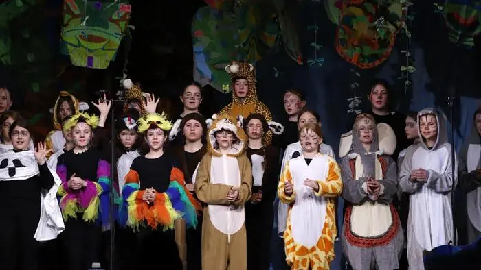 Mit ihrer mittlerweile 14. Musicalproduktion präsentierte das BG/BRG Fürstenfeld eindrucksvoll ihr heuriges Stück „Kwela Kwela“.