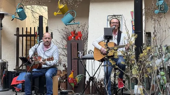 Groß auf spielten „Ewald und Kurt“ bei der laufenden Frühlings- und Osterausstellung im Wasserschloss Burgau am Samstagnachmittag.