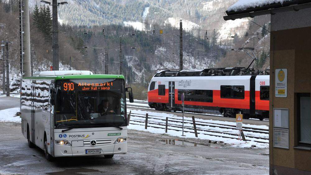Derzeit endet der Zugsverkehr von Oberösterreich kommend am Bahnhof Weißenbach-St. Gallen. Man muss in den Bus umsteigen. Denn auf der 57 Kilometer langen Strecke bis Selzthal fahren Montag bis Freitag nur Güterzüge.