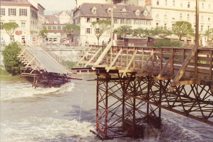 Eingebrochen - die alte Holzbrücke über die Mur auf Höhe des Hotels Weitzer.