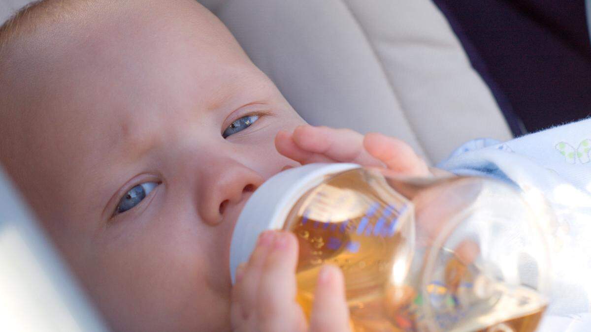 Fencheltee könnte gefährliche Stoffe enthalten, Kleinkinder unter vier Jahren sollten ihn gar nicht zu trinken bekommen