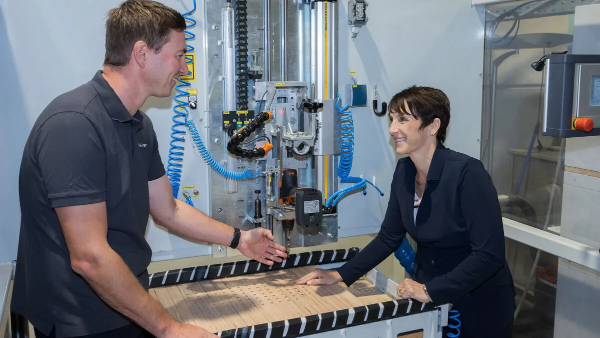 Franz-Xaver Feurle, Leiter der Entwicklungsabteilung, und Claudia Zoff, Geschäftsführerin, mit dem neu entwickelten Bohrer