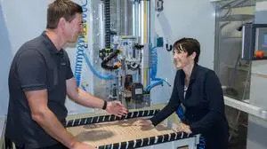 Franz-Xaver Feurle, Leiter der Entwicklungsabteilung, und Claudia Zoff, Geschäftsführerin, mit dem neu entwickelten Bohrer