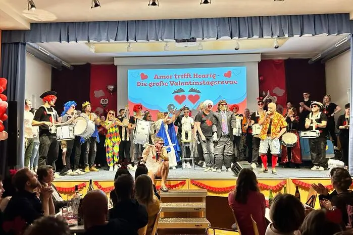  Rund 40 Akteure sorgten mit humorvollen Sketchen, musikalischen Einlagen und kreativen Darbietungen für ausgelassene Stimmung im Saal.