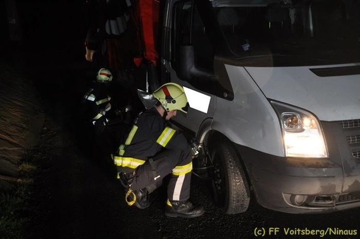 Die alarmierte Freiwillige Feuerwehr Voitsberg ließ beim Fahrzeug die Luft aus den Reifen, beschwerte das Fahrzeug mit Mannes und Frauenkraft und befreite den Kleinlastwagen schließlich im Retourgang.