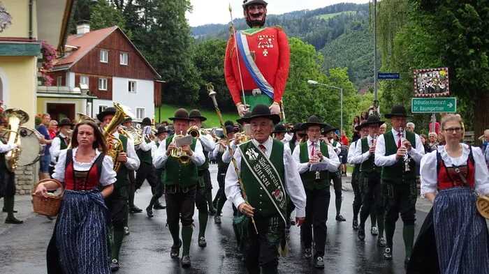 Unwetter gab es am 15. August auch in Murau, deswegen startete der traditionelle Samsonumzug der Bürgergarde Murau mit Verspätung.