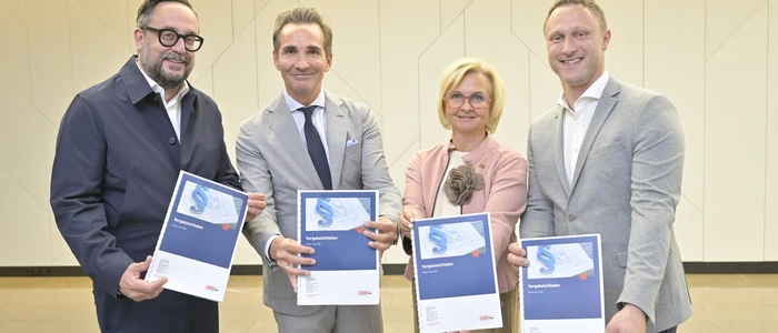 Rechtsanwalt Martin Schiefer, WKO-Steiermark-Vizepräsident Dietmar Schweiggl, WKO-Steiermark-Vizepräsidentin Gabi Lechner und Martin Größbauer, Vizebürgermeister der Gemeinde Lang, präsentierten neuen Vergabeleitfaden