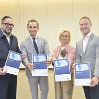 Rechtsanwalt Martin Schiefer, WKO-Steiermark-Vizepräsident Dietmar Schweiggl, WKO-Steiermark-Vizepräsidentin Gabi Lechner und Martin Größbauer, Vizebürgermeister der Gemeinde Lang, präsentierten neuen Vergabeleitfaden