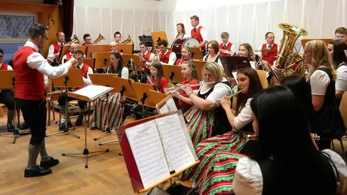 Im Kultursaal dirigierte Kapellmeister Markus Schwarz den Musikverein und das Jugendblasorchester Pölstal. Die Begrüßung nahm Obfrau Anna Voit vor.