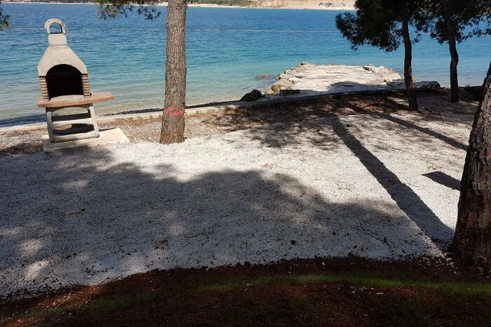 In der Hauptsaison sind die Plätze direkt am Meer sehr teuer, doch im Mai kann man auch für das kleine Budget die erste Reihe genießen, wie hier am Campingplatz Lanterna in Porec.