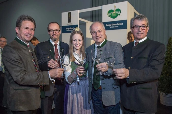 Ein Prost auf den Steirer-Wein: LK-Direktor Franz Titschenbacher, Michael Gradischnig (Steiermärkische Sparkasse), Weinkönigin Johanna II. Resch, Agrarlandesrat Hans Seitinger, Weinbaudirektor Werner Luttenberger