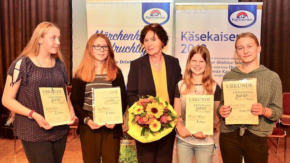 Die Siegerinnen Leonie Schön (2.), Sara Pettauer (1.), Initiatorin Irmgard Janschitz, Viktoria Wagner (3.)  und Lesepreisgewinnerin Anika van den Hoeven