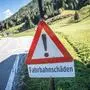 Hinweisschild "fahrbahnschäden"