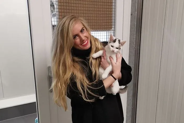 „Wir sollten nicht den Kopf hängen lassen, zusammenhalten und uns an die Vorschriften halten, damit der Spuk bald vorbei ist“, sagt Jennifer Kandut, Immobilientreuhänderin aus Wolfsberg, die auch Obfrau-Stellvertreterin des Wolfsberger Tierheims ist. Das Tierheim ist derzeit auf Notbetrieb umgestellt, die Sicherheitsmaßnahmen wurden verschärft. „Für die Tiere gibt es keinen Lockdown. Die Mitarbeiter des Tierheims sind daher sehr eingespannt. Wir helfen einander, wo es möglich ist. Wir sind sehr dankbar über jede Spende, die uns erreicht.“