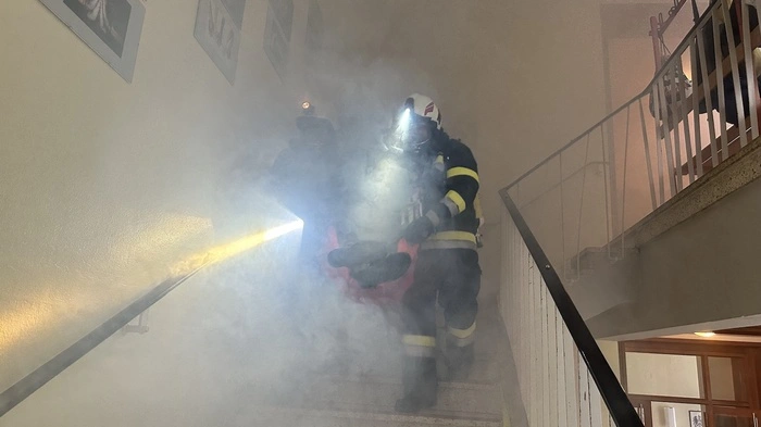 Durch die verrauchten Gänge und Stiegenhäuser evakuierten die Feuerwehrleute kürzlich mehrere Kinder aus der Mittelschule in Radenthein.