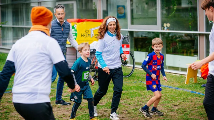 Kinder-Kicken in Grazer Siedlungen: Das ist das Konzept des "Heimspiels", das sich auch der Grazer Sport- und Bildungsstadtrat Kurt Hohensinner zeigen ließ - und gleich selbst ausprobierte