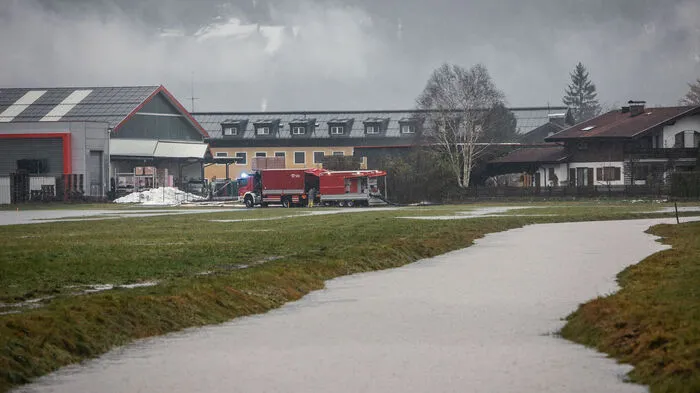  Nach den anhaltenden Regenfällen haben die Bezirkshauptmannschaften Lungau und Pongau für mehrere Gemeinden am Sonntagnachmittag eine Zivilschutzwarnung ausgegeben.
