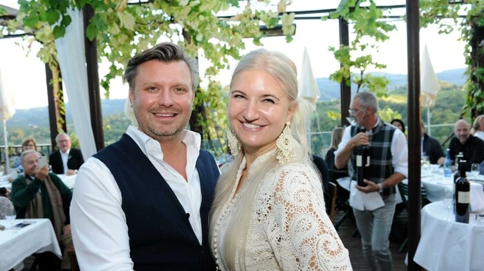 Die Familie Grossauer-Widakovich - seit vielen Jahren mit der Familie Kraus befreundet - luden in ihrem neuen Genuss-Hotspot in Sulztal zu "Wein, Gourmet &amp; Rock'n'Roll". Peter Kraus begeisterte in kleinem, exklusiven Rahmen.