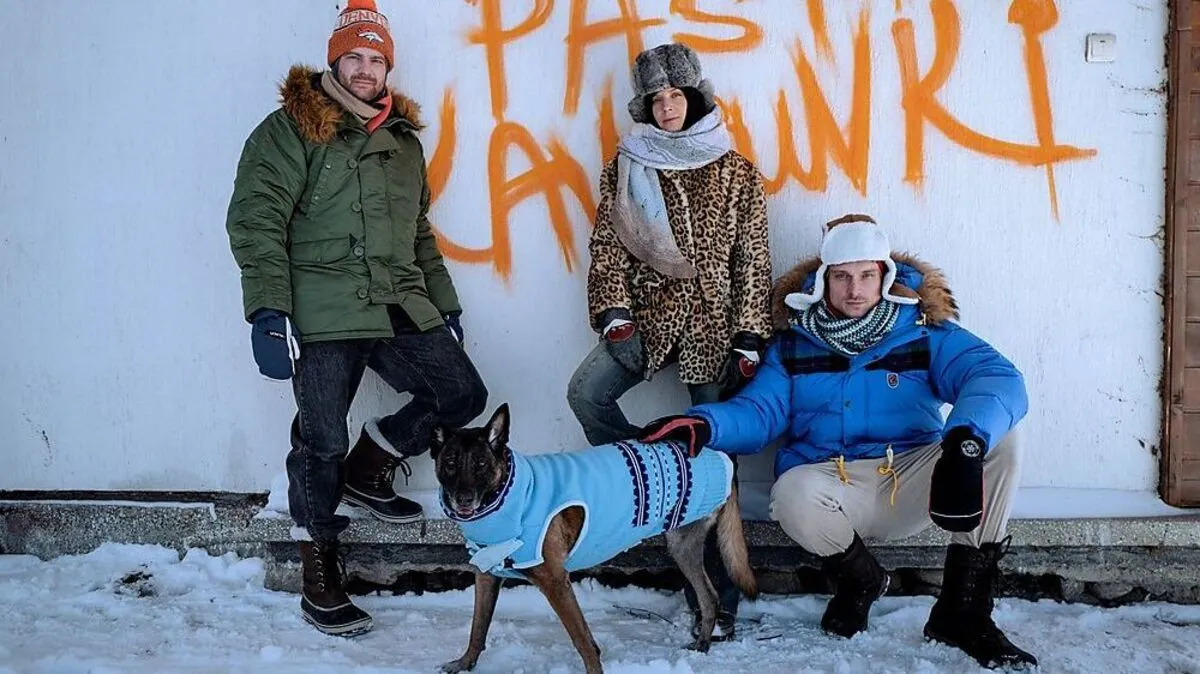 Friedrich Mücke, Alina Tomnikov und Daniel Sträßer in "Funeral for a Dog"