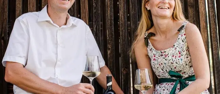 Franz und Maria-Luise Triebl vom Weingut Triebl in St. Anna am Aigen freuen sich über die Auszeichnung „Best Boutique Wine Tourism & Hospitality Experience 2026“