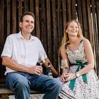 Franz und Maria-Luise Triebl vom Weingut Triebl in St. Anna am Aigen freuen sich über die Auszeichnung „Best Boutique Wine Tourism & Hospitality Experience 2026“