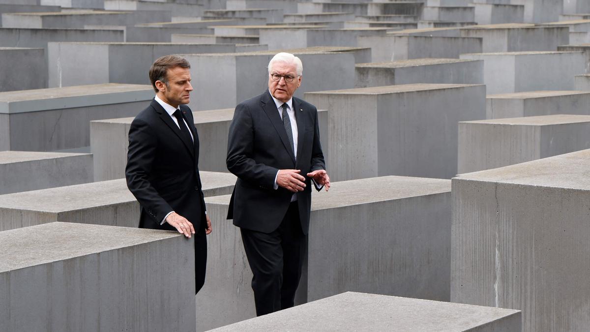 Deutschlands Bundespräsident Frank-Walter Steinmeier (re.) und der französische Präsident Emmanuel Macron besuchen das Holocaust-Mahnmal in Berlin.