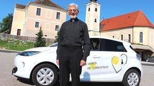 Öko-Pfarrer Wolfgang Fank mit seinem Elektroauto &quot;Zoe&quot;