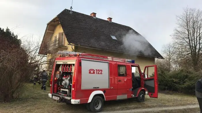 Vier Feuerwehren rückten Dienstagfrüh zu einem Kellerbrand bei einem Einfamilienhaus in Wieselsdorf (Gemeinde Preding) aus.