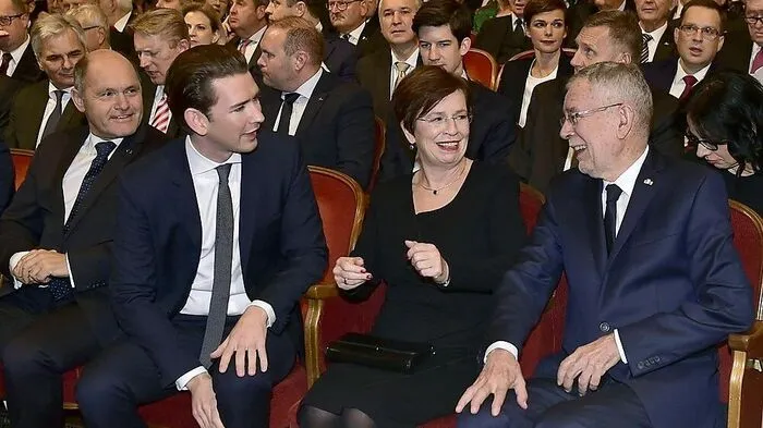 Bundeskanzler Sebastian Kurz, Bundespräsident Alexander van der Bellen und seine Gattin Doris Schmidauer im Gespräch.