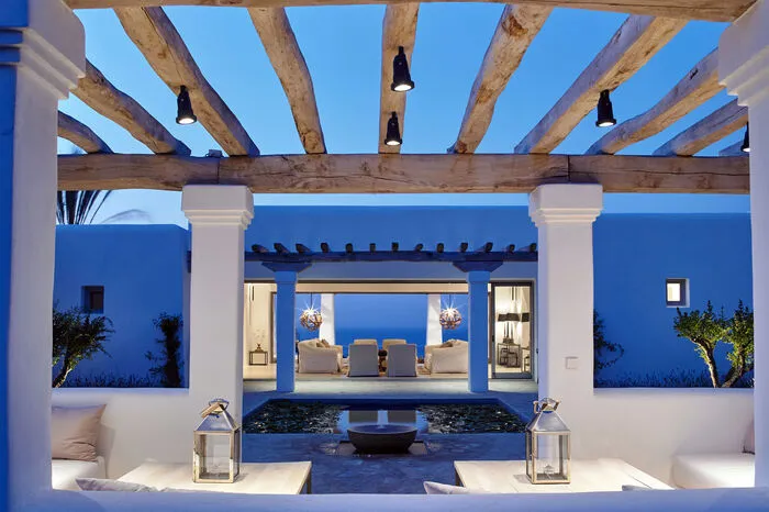 ... Sie zählt zweifelsfrei zu den besten Ferienvillen, die auf Ibiza angeboten werden. Das exklusive Feriendomizil wurde vom bekannten Architekten Blakstad entworfen und erst im April 2015 fertiggestellt. Das gesamte Haus ist in weiß und hellen Naturfarben gehalten. Die klare und offene Architektur unter Verwendung von viel Glas erzeugt ein luftiges und freies Ambiente, ohne jedoch kühl zu wirken...