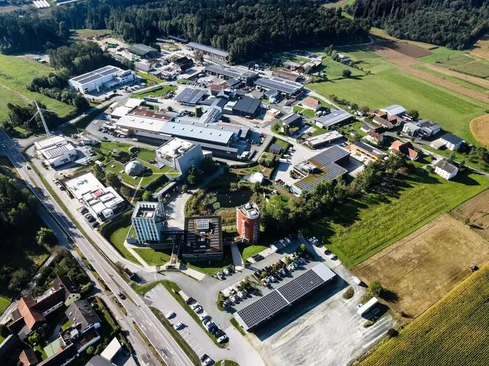 Kauf und allfällige Projektabwicklung für das Mock-Haus erfolgt durch die Ökopark Errichtungs GmbH, einer Tochter der Stadtwerke Hartberg, die wiederum im Vollbesitz der Stadtgemeinde stehen