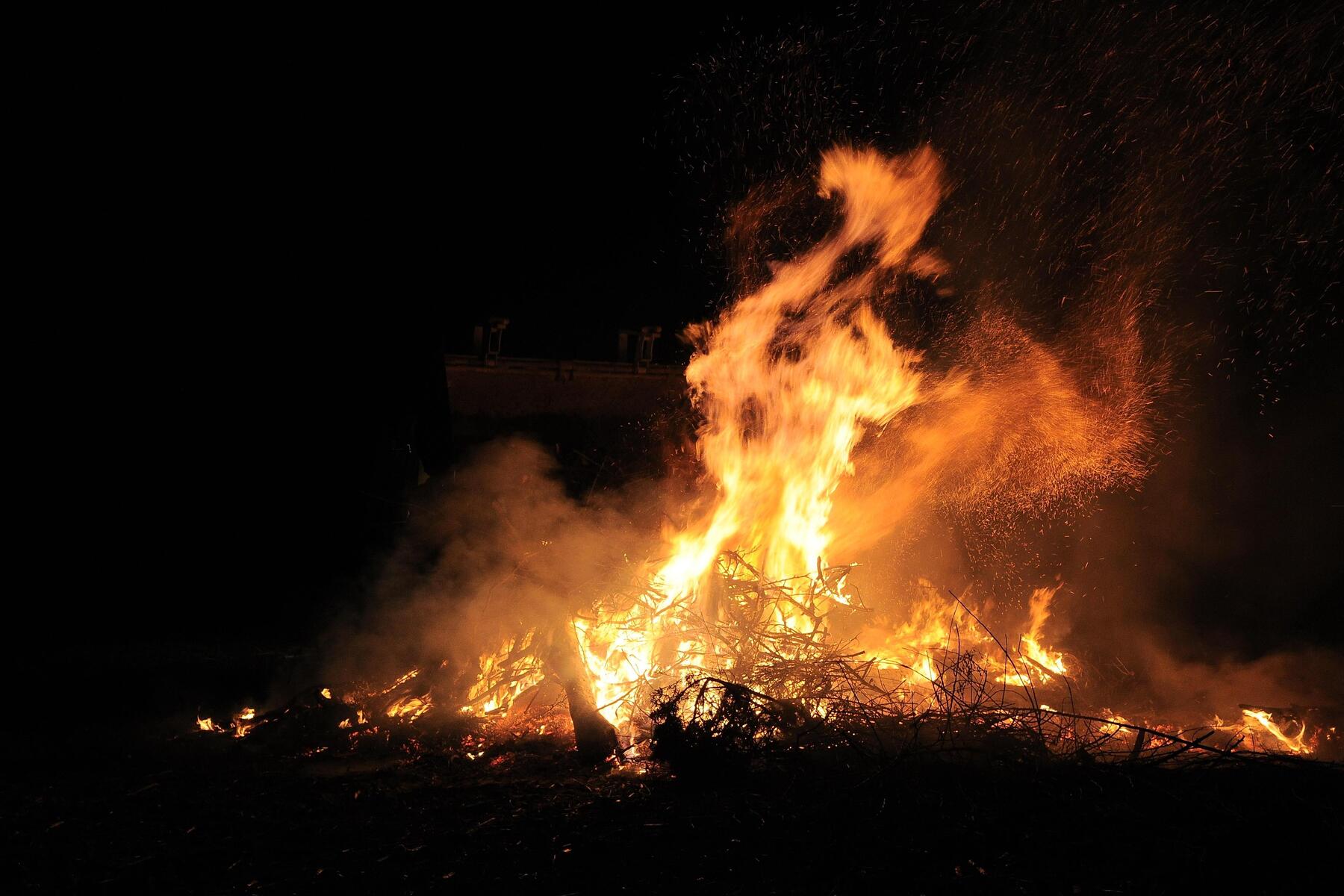 Osterfeuer flammte nach einem Monat wieder auf und verursachte Waldbrand