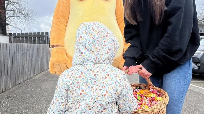 Die Freude war groß bei den Kleinen: Der Osterhase beschenkte die Kinder beim Osterhasenkirtag in Fischbach. 