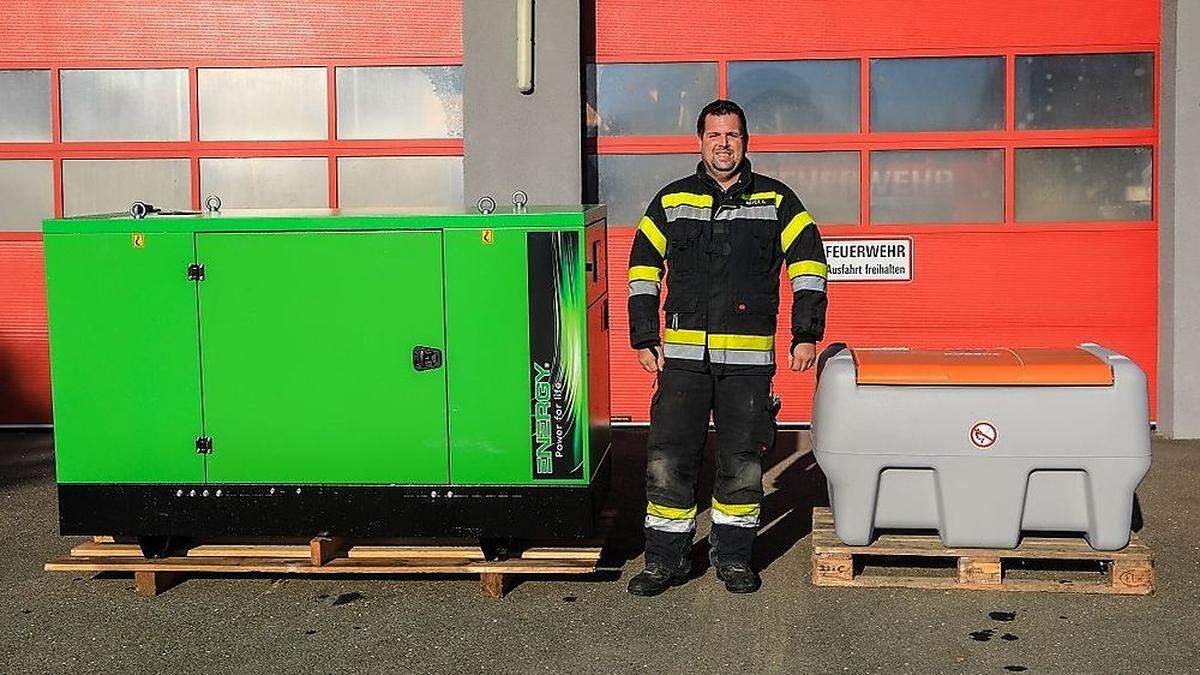 Gerhard Mayer von der Feuerwehr Kobenz mit neu angeschafften Geräten