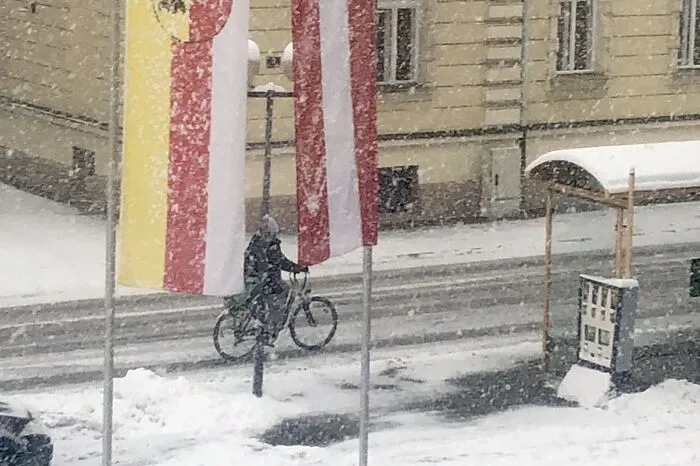 Trotz des Schneefalls ließ sich so manch Hartgesottener nicht vom Radfahren abhalten.