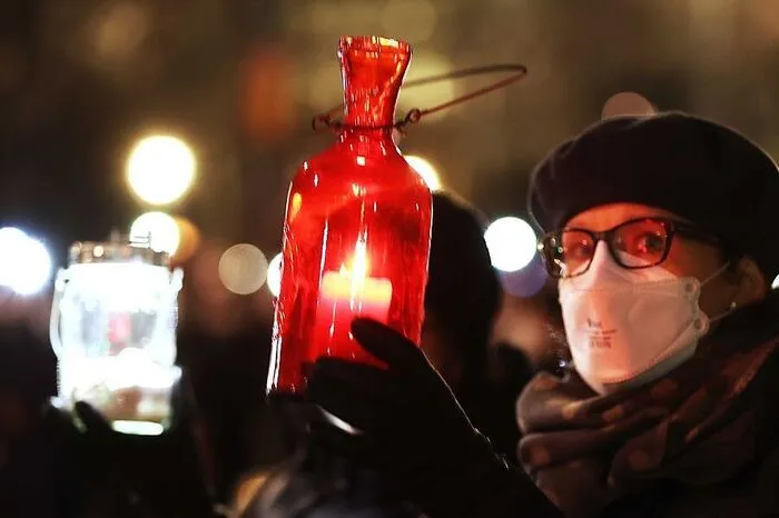 In Glas geschützt trotzten die kleinen Flammen dem kalten Wind