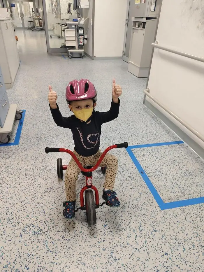 Auch wenn die Therapien sehr anstrengend sind – Josie geht mit großer Lebensfreude in jeden Tag