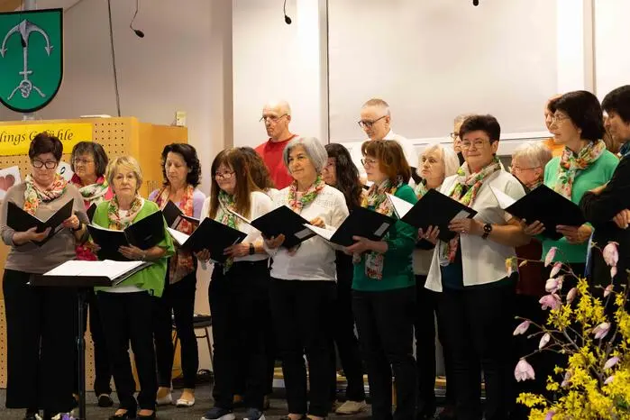 Unter der Gesamtleitung von Obfrau Margret Kulmer präsentierten die Mitwirkenden ein stimmungsvolles Repertoire aus Liedern, Sketchen und musikalischen Beiträgen von Martin Pichler am Klavier. Karl Gartlgruber führte mit Charme durch das Programm. Ein besonderer Höhepunkt des Nachmittags waren die Ehrungen verdienter Persönlichkeiten.