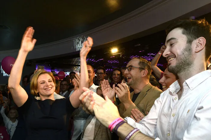 Eines sei nach dieser Wahl "sonnenklar": "Eine Fortsetzung von Türkis-Blau darf es nicht geben", so Meinl-Reisinger unter tosendem Applaus ihrer Anhänger.