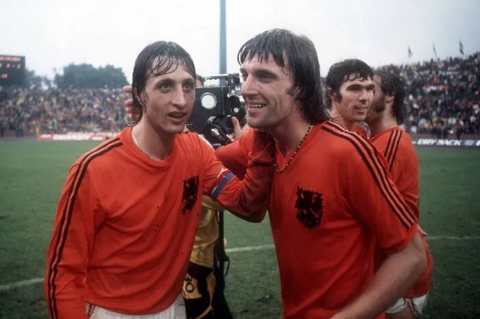 Johan Cruyff galt immer als Rebell. Er trug beim Trikot der Niederlande bei der WM 1974 nur zwei statt drei Streifen auf dem Trikot. Der Hintergrund dabei war, dass er damals mit Adidas-Konkurrent Puma einen Vertrag abgeschlossen hatte und er deshalb auf die klassischen drei Streifen auf der Schulter verzichtete.