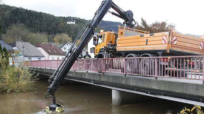 Die Brücke über die Lavant wird neu gebaut, angehoben und technisch so gesichert, dass sie auch bei Hochwasser befahrbar ist