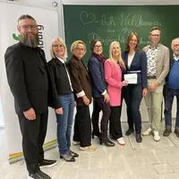 Landtagsabgeordneter Robert Reif, Bundesrätin Gabriele Kolar, 2. Vizebürgermeisterin Birgit Heim, Bürgermeisterin Elke Florian, Geschäftsführerin Sandra Rinofner, Psychologin Rebecca Painold, Geschäftsführer Reinfried Lienzer und Gemeinderat Peter Schilling bei der Eröffnung des Diagnostikzentrums