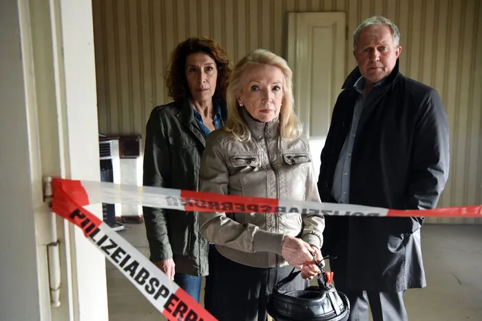 Die Regie übernahm Christopher Schier, der im Vorjahr den den gelungenen "Tatort" "Wehrlos" inszenierte.