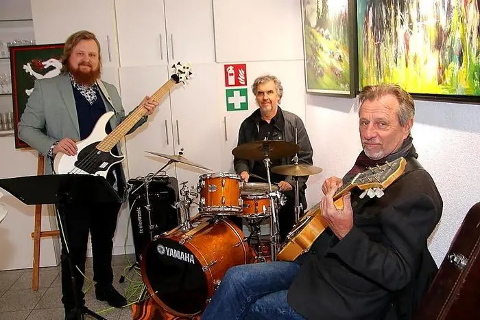 Für die musikalische Umrahmung sorgte die Gruppe „Peter Erreger & Freunde“. Die Ausstellung „Erde kennt keine Grenzen“ ist noch bis Ende Juni 2026 in der Galerie am Schlossbergtor in Voitsberg zu besichtigen.